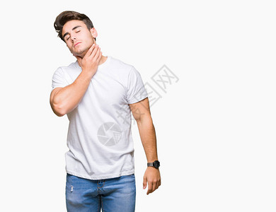 身穿白色T恤的年轻帅哥在孤立的背景下摸着脖子痛喉咙痛流感图片