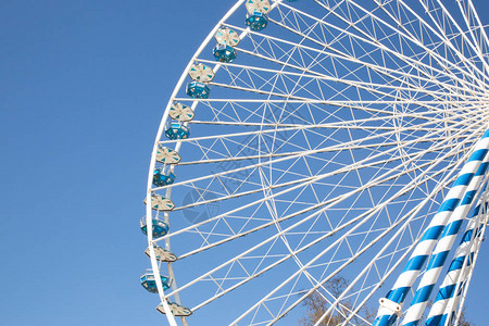 蓝色天空的游乐公园Fer背景图片