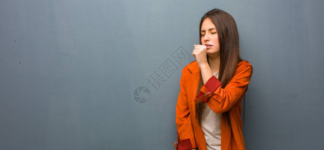 年轻的自然青春妇女咳嗽因图片