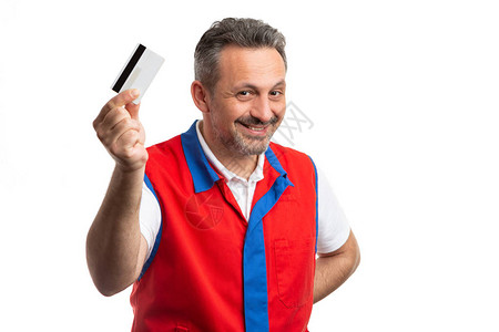 微笑的男大卖场或超市员工出示信用卡隔图片