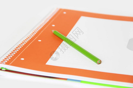 橙色笔记本背景上的绿图片