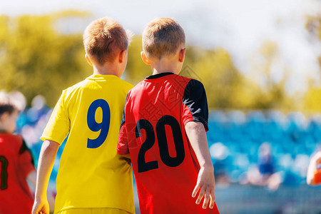 两名穿着五颜六色的泽西衬衫的男孩足球运动员孩子们参加体育比赛少年足球图片
