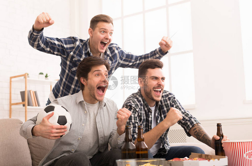 足球迷朋友在看比赛为最喜爱的球队欢呼图片