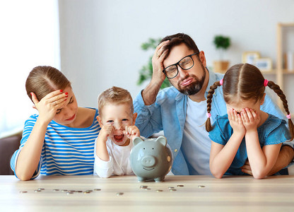 财务规划绝望的家庭母亲父和有存钱罐的图片