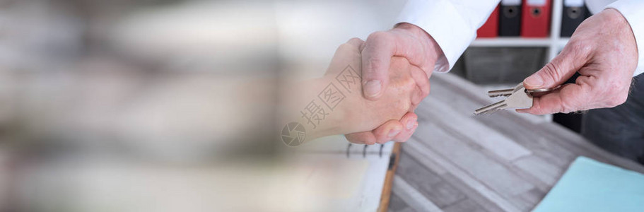 房地产经纪人和客户之间的握手全景横幅背景图片