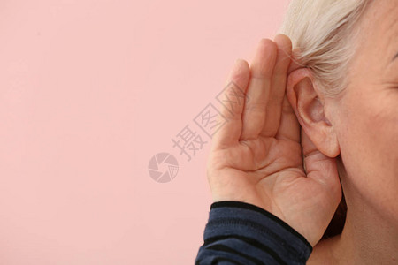 有听力问题肤色背景特写和听觉困图片