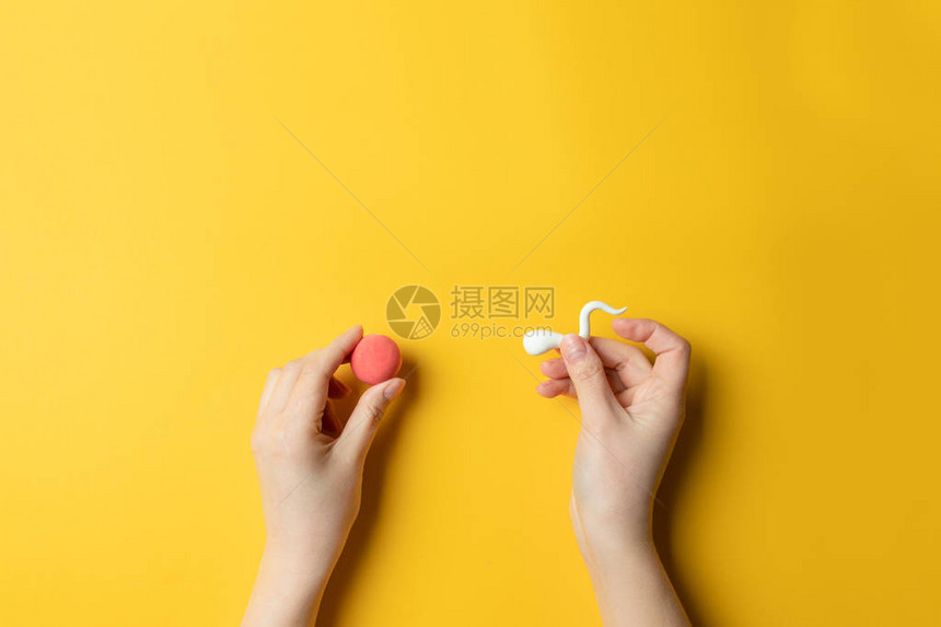 黄色背景女蛋的肥化复制图片