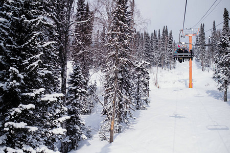 在雪山滑雪缆车的视图图片