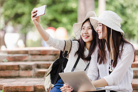 亚裔青年女游客在图片