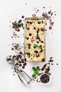 带巧克力的自制香草冰淇淋和巧克力图片