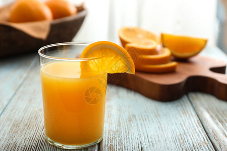 木桌上的一杯鲜榨橙汁图片