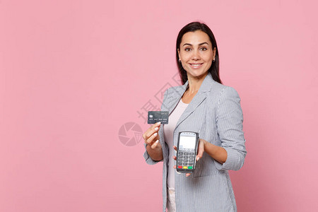美丽的女人拿着无线现代银行支付终端来处理图片