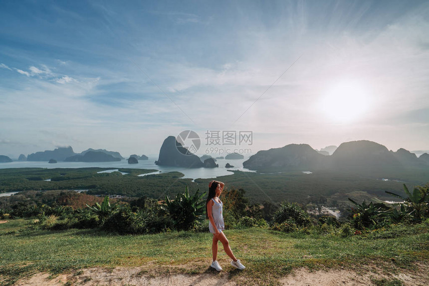 从SametNangShe的观点到海湾中的许多岛屿的史诗般的景色热门旅游目的地在热带度假的女人亚洲历险记图片