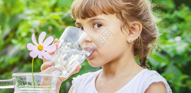 儿童杯水选择聚焦儿童图片
