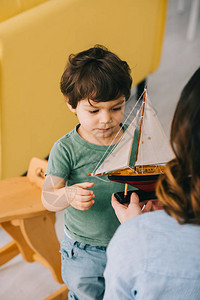 利用玩具船对母亲和小儿图片