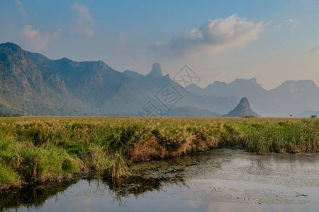 LotusLake是泰国日落时的旅游地点在湖边晚上图片