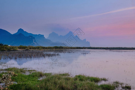 LotusLake是泰国日落时的旅游地点在湖边晚上背景图片