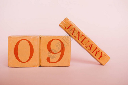 现代颜色背景的手工木质立方体日历图片
