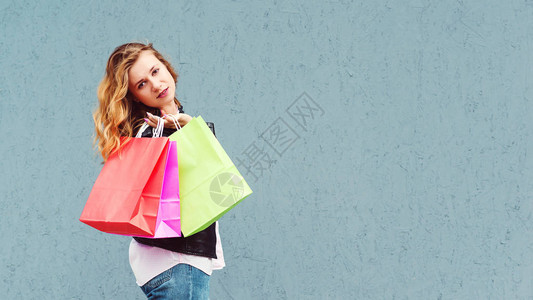 购物妇女拿着彩色购物袋图片