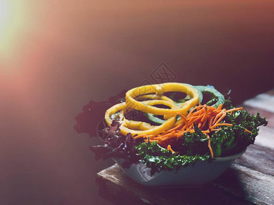 碗配可口蔬菜沙拉黄色和绿色甜椒绿橡木莴苣红橡木莴图片