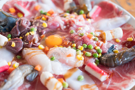 新鲜生菜猪肉肝鱿鱼和虾图片