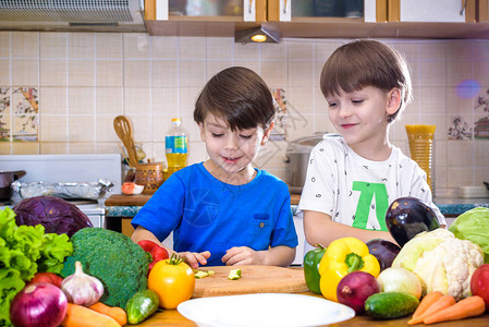 健康饮食快乐的孩子在厨房准备和吃蔬菜沙拉健康图片