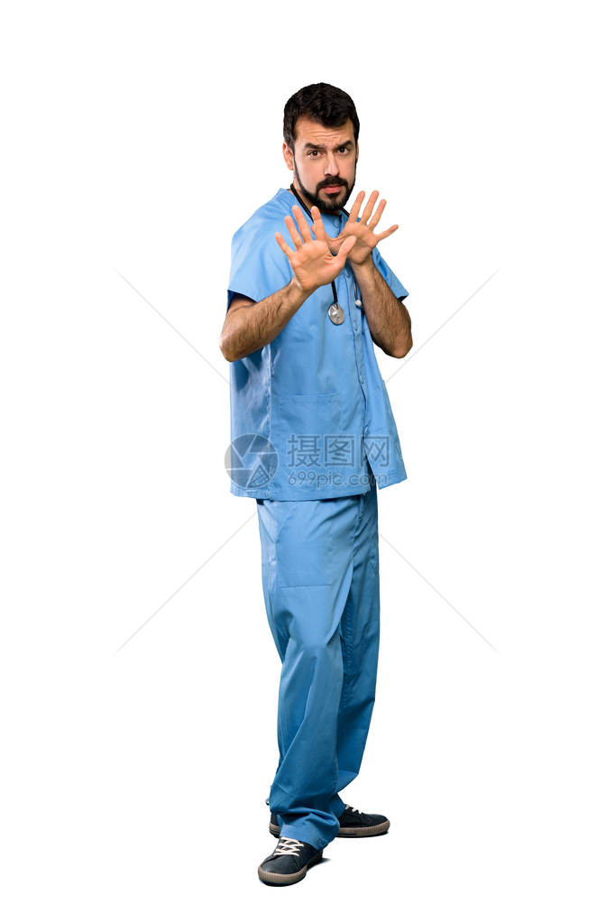 外科医生的全长镜头男神经紧张双手伸直前方用孤图片