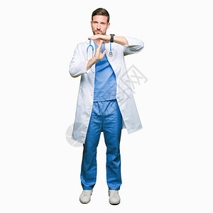 英俊的医生在孤立的背景下穿着医疗制服用手沮丧和严肃的图片