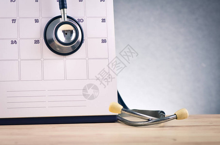 医疗任命规划概念听诊器和日历图片