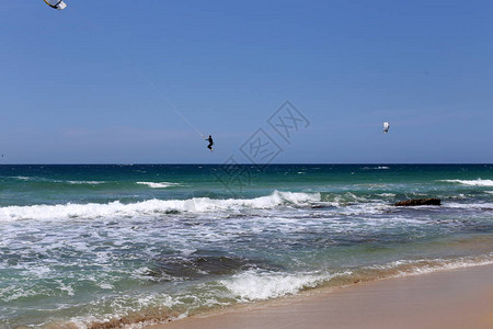 在地中海的波浪中骑着特别灯光板和机翼漂背景图片