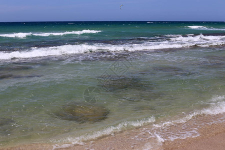 在地中海的波浪中骑着特别灯光板和机翼漂背景图片