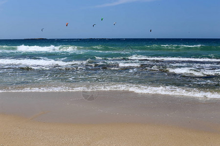 在地中海的波浪中骑着特别灯光板和机翼漂背景图片