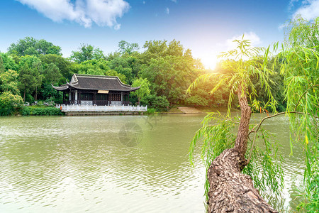 的古典花园古代建筑和湖图片