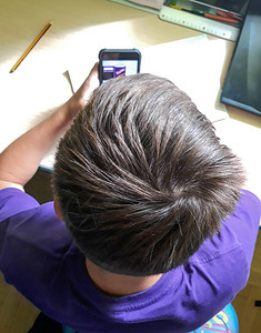 年轻男孩玩游戏智能手机男孩打字的男孩图片