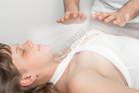 女人正在接受灵气治疗图片