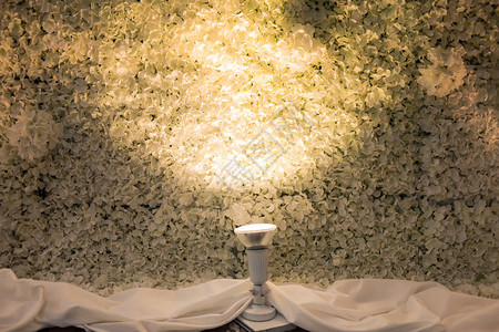 婚礼中带筒灯装饰的白色花瓣图片