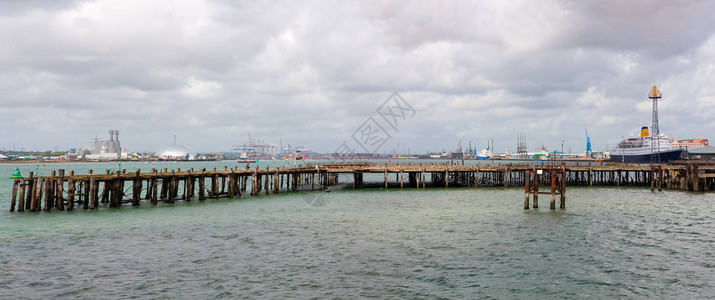 英格兰南安普敦港的长木码头图片