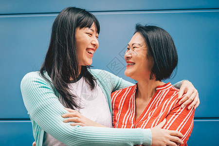 亚洲母女拥抱户外图片