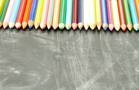 彩色绘画铅笔在教室黑板背景的背景图片