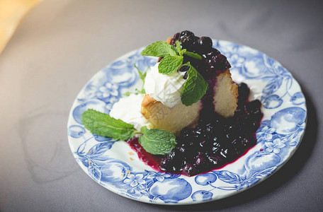 蓝莓蛋糕配蓝莓酱自制蓝莓蛋糕加奶油新鲜蓝莓甜酱图片