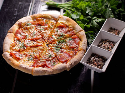 美味脆的披萨披萨拉米图片