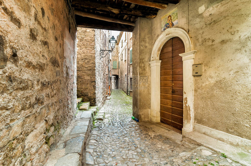 古老村庄AlbogasioOria的狭小街道是意大利伦巴迪地区Como省Valsold图片