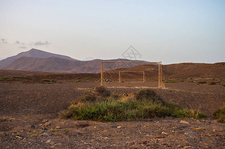 日落时弃守在沙漠的足球目标图片