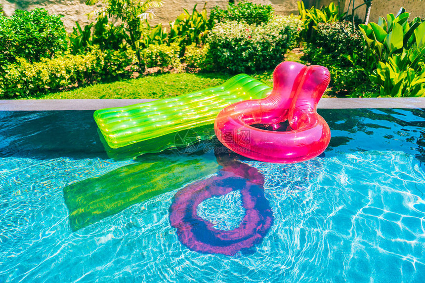 游环或游泳池水周围的橡胶漂浮图片