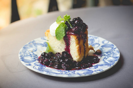 蓝莓蛋糕配蓝莓酱自制蓝莓蛋糕加奶油新鲜蓝莓甜酱图片