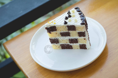 巧克力和黄油海绵蛋糕海绵蛋糕在舒适的图片