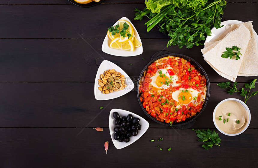 土耳其早餐shakshuka橄榄奶酪和水果丰富的早图片