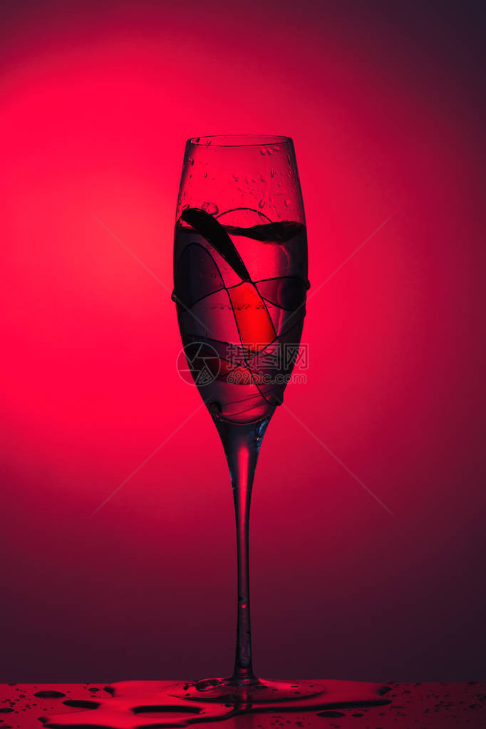 桌上美丽优雅的玻璃酒杯图片