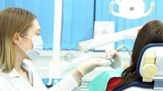 牙科诊所女患者牙齿的专业牙齿清洁图片
