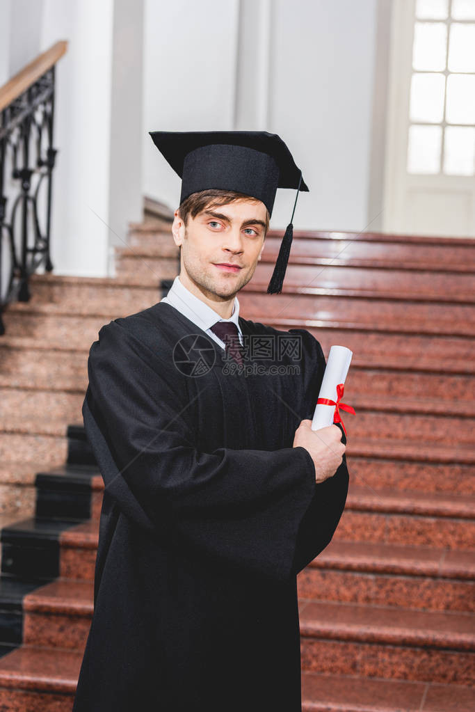 具有大学文凭毕业证书的英俊青图片